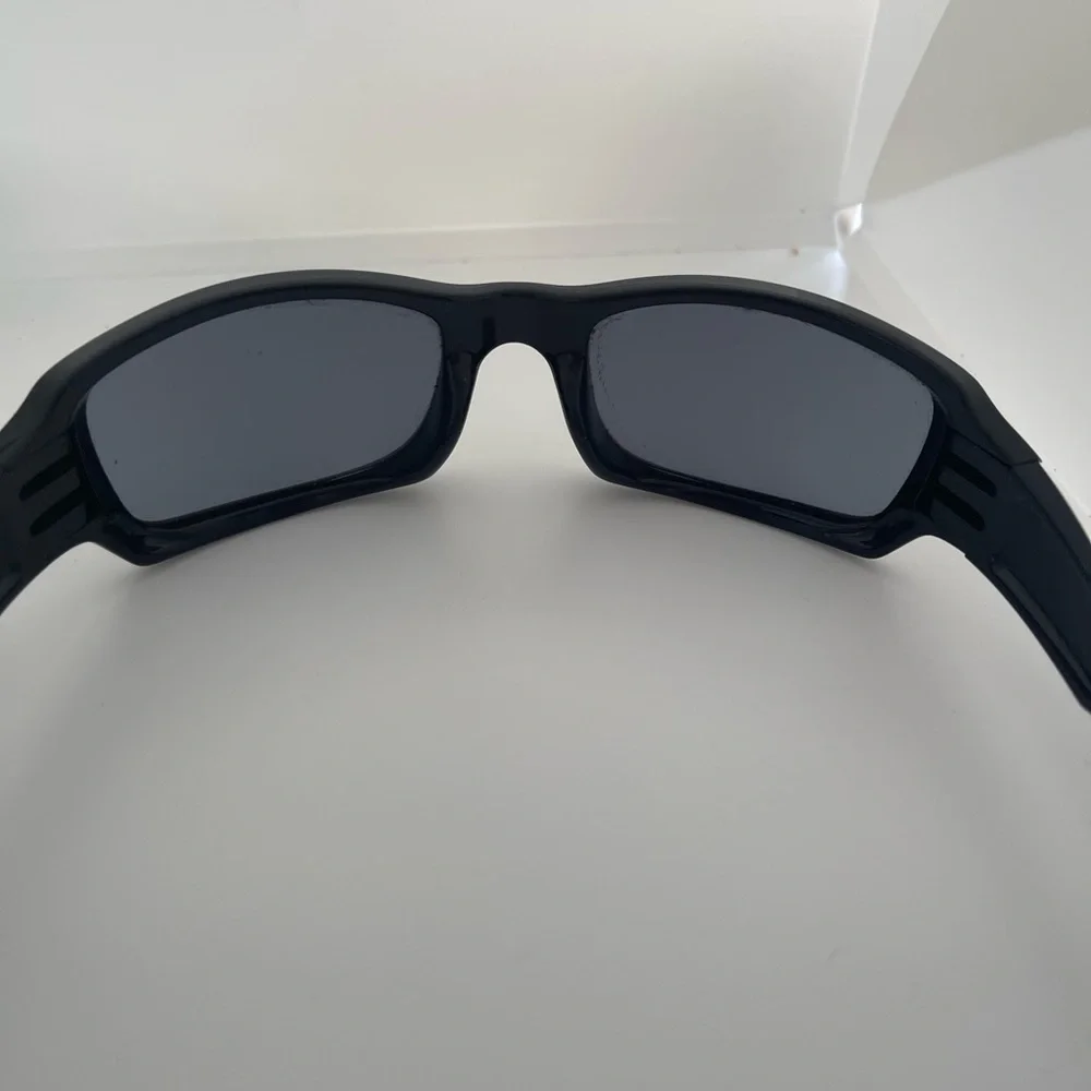 Men’s Oakley sunglasses. - Picture 1 of 3